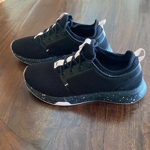 Kuru Atom athletic sneaker. Cloud comfort, heel -hugging and arch support